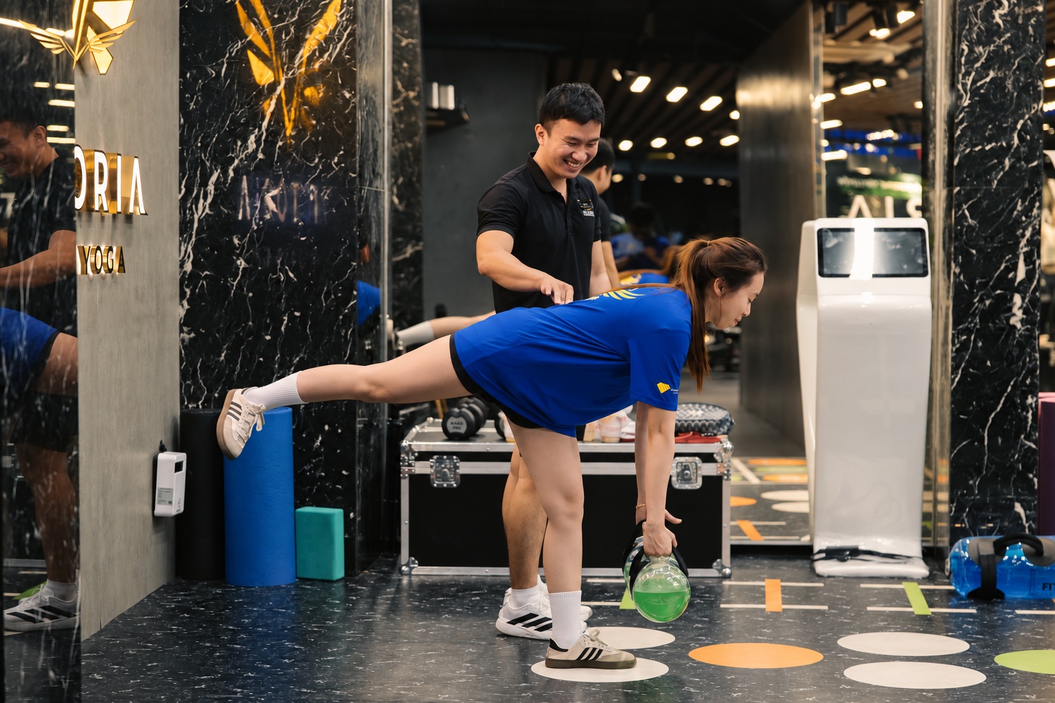 Hội viên tập Kettlebell cùng HLV Victoria