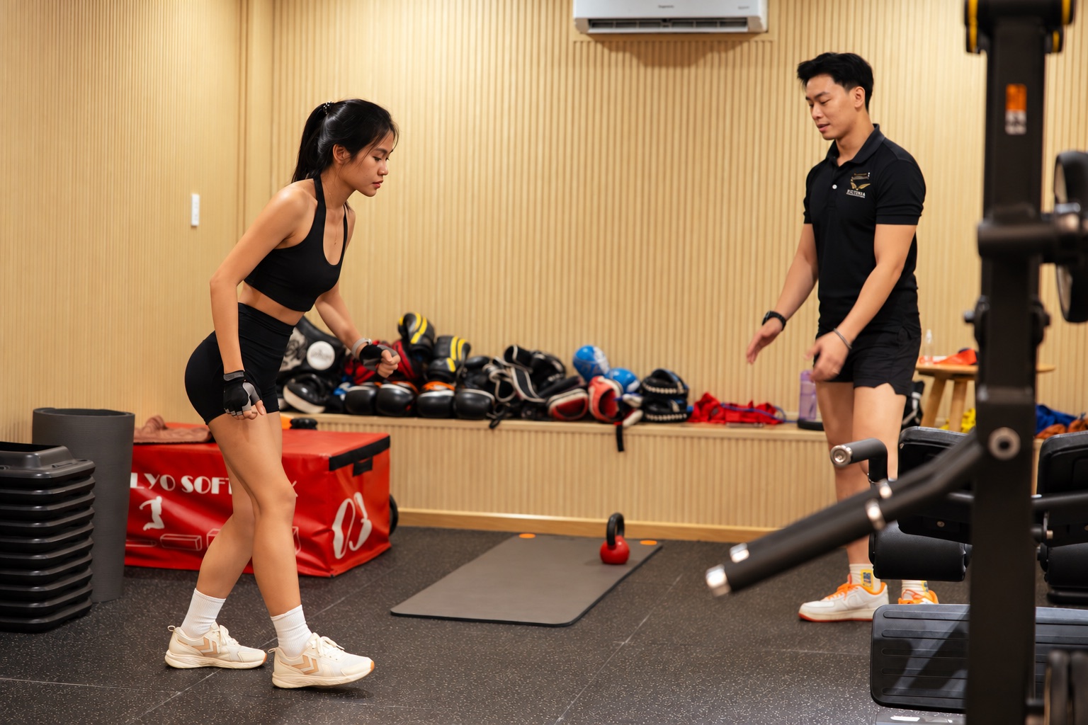 Hội viên tập Kettlebell dưới sự theo dõi của HLV Victoria
