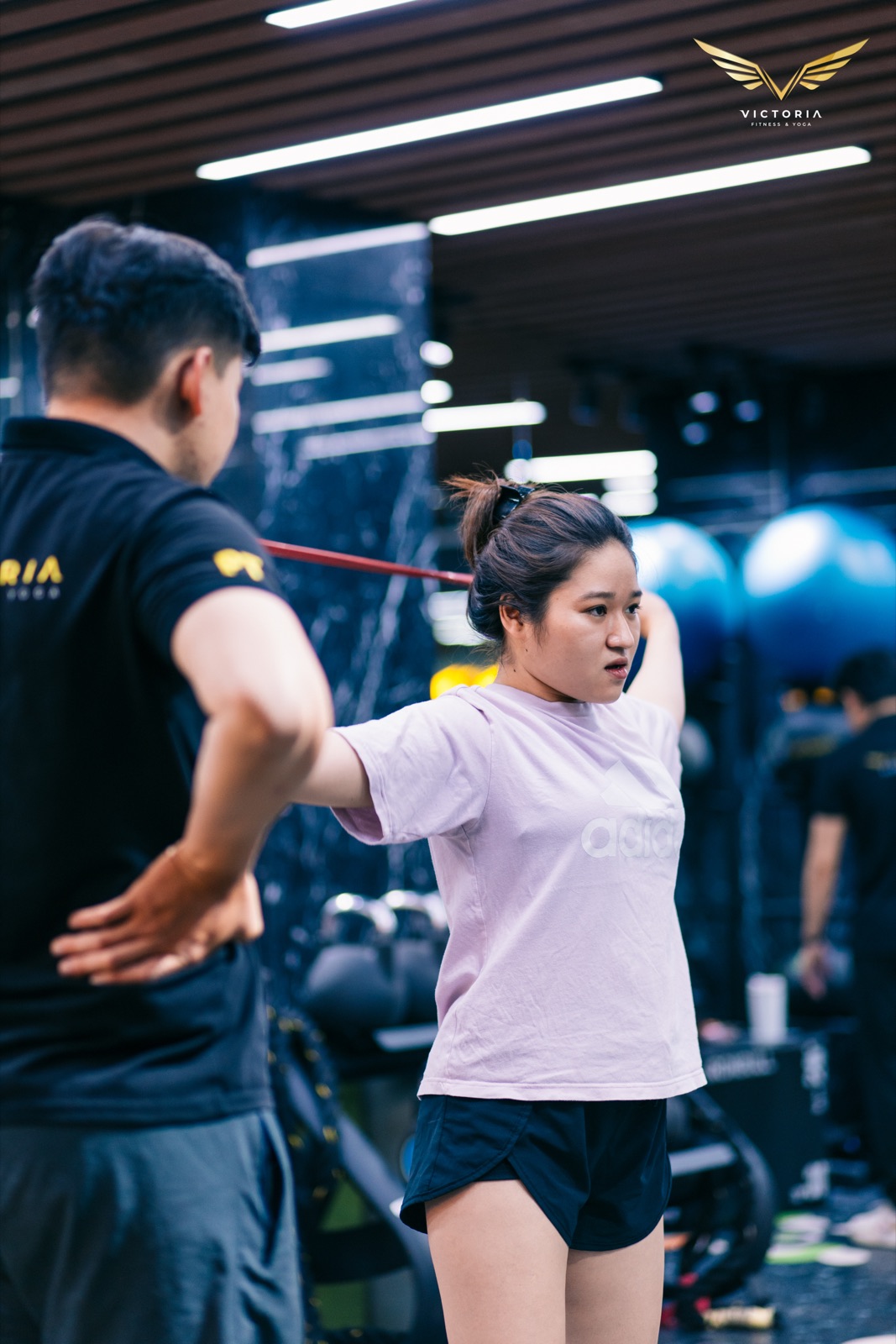 Hội viên nữ khởi động dưới sự hướng dẫn của HLV Victoria